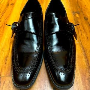 Giovanni Oxford black dress shoes great condition with buckle clasp